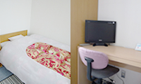 部屋にはベッド、テレビ付